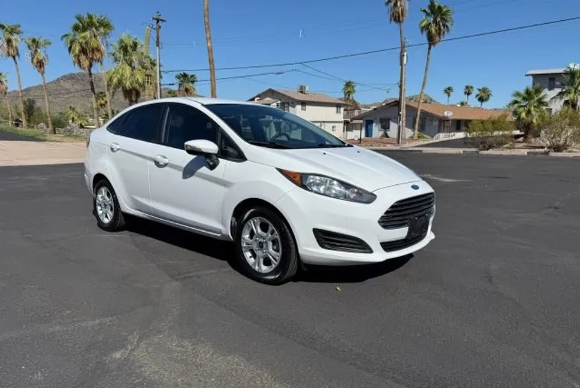 2015 Ford Fiesta SE photo 1