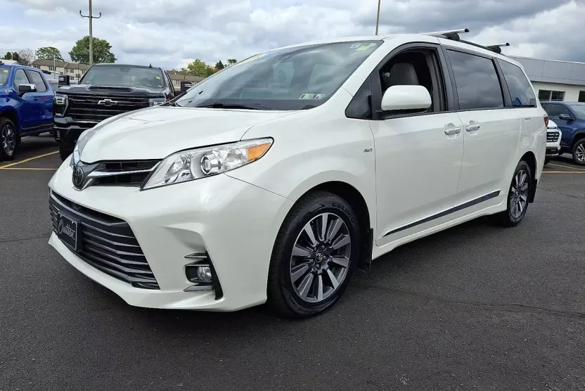 2018 Toyota Sienna XLE photo 1