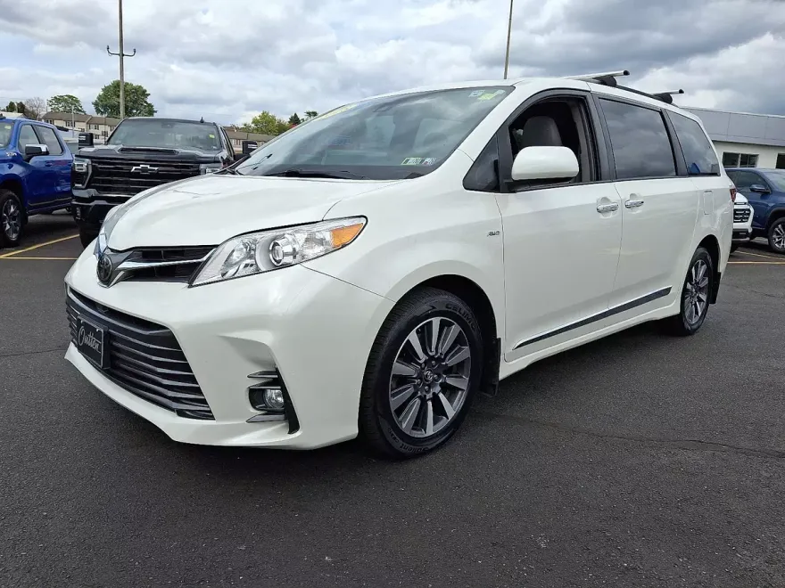 2018 Toyota Sienna XLE photo 1