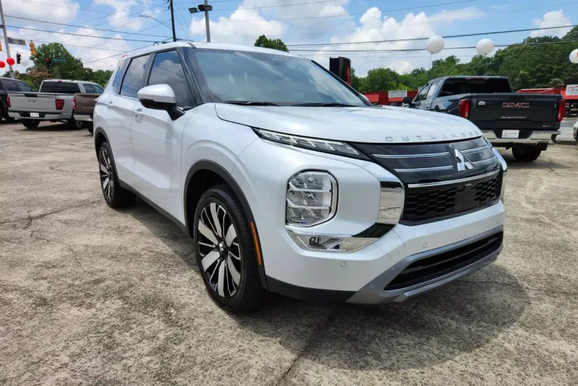 2025 Mitsubishi Outlander SE photo 1