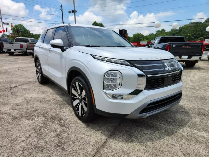 2025 Mitsubishi Outlander SE photo 1