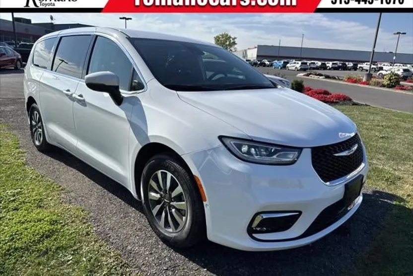 2023 Chrysler Pacifica Hybrid Touring L photo 1