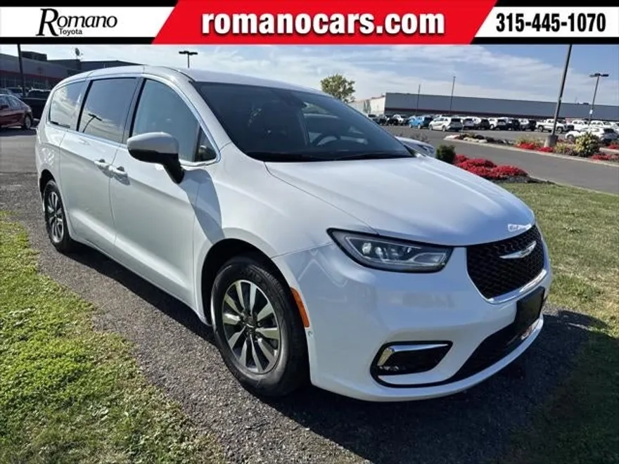 2023 Chrysler Pacifica Hybrid Touring L photo 1
