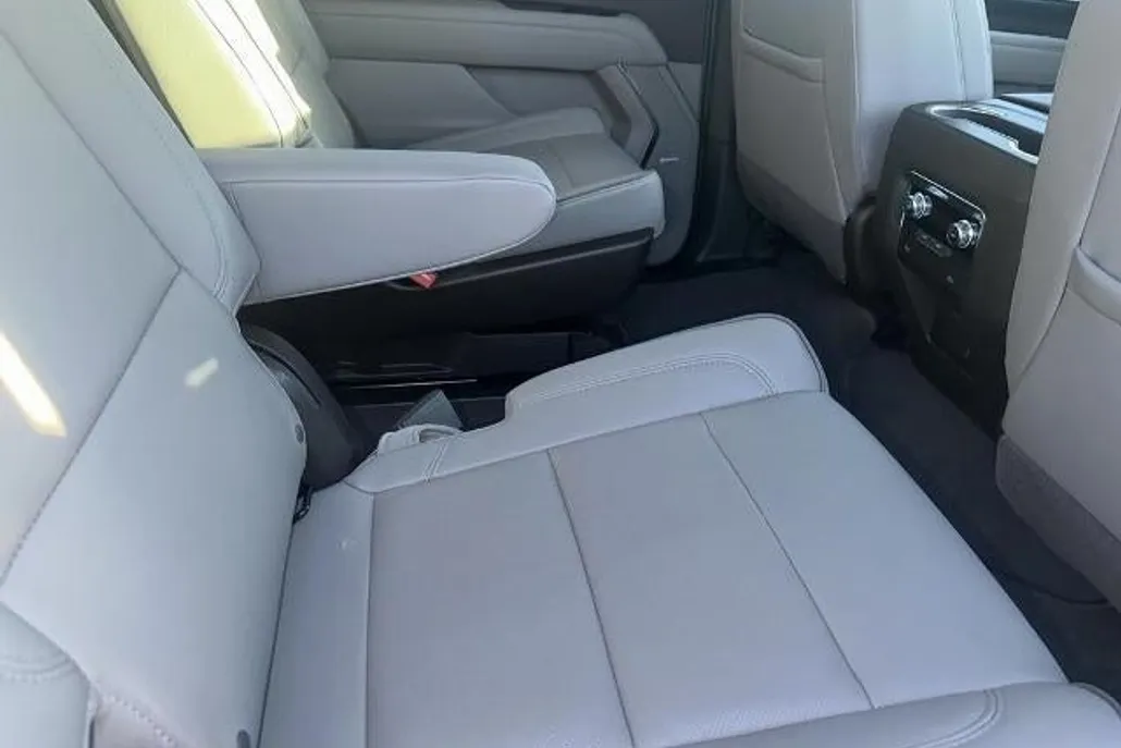 2023 Gmc Yukon XL SLT photo 1