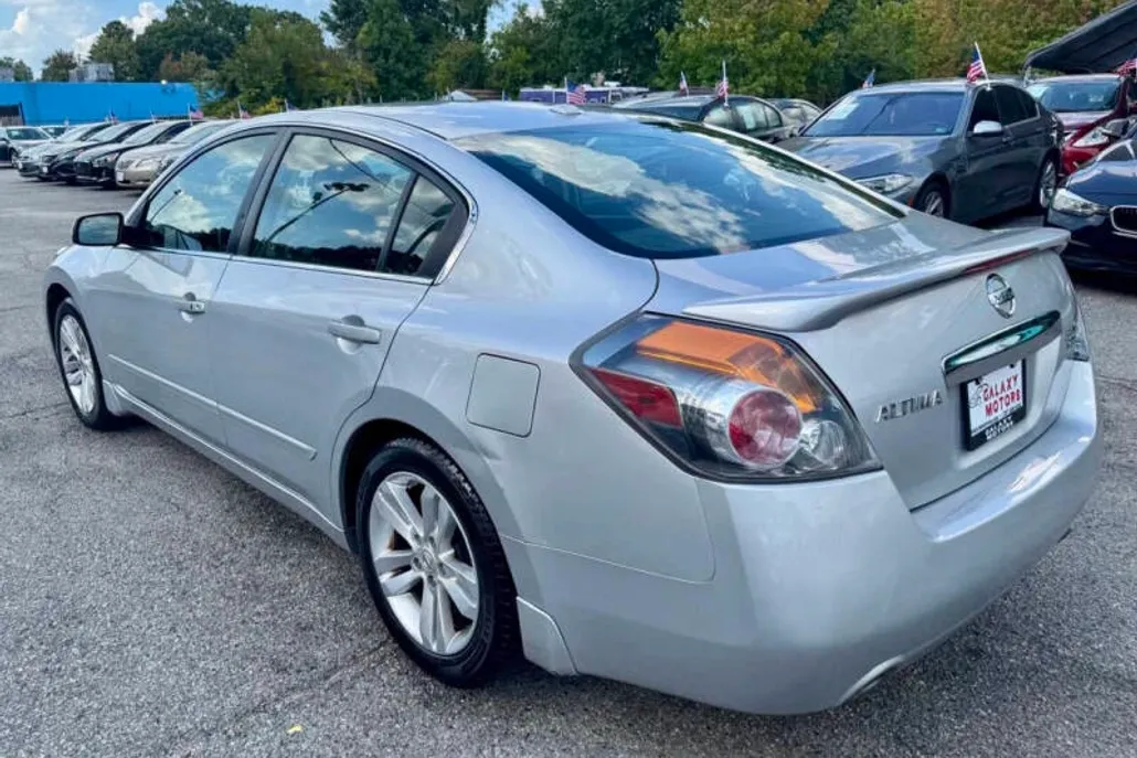 2010 Nissan Altima 3.5 SR photo 1