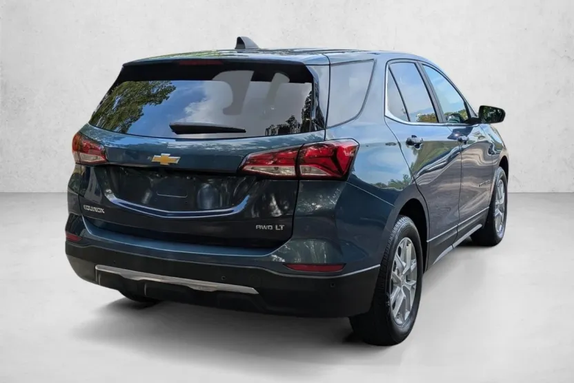 2024 Chevrolet Equinox LT photo 1