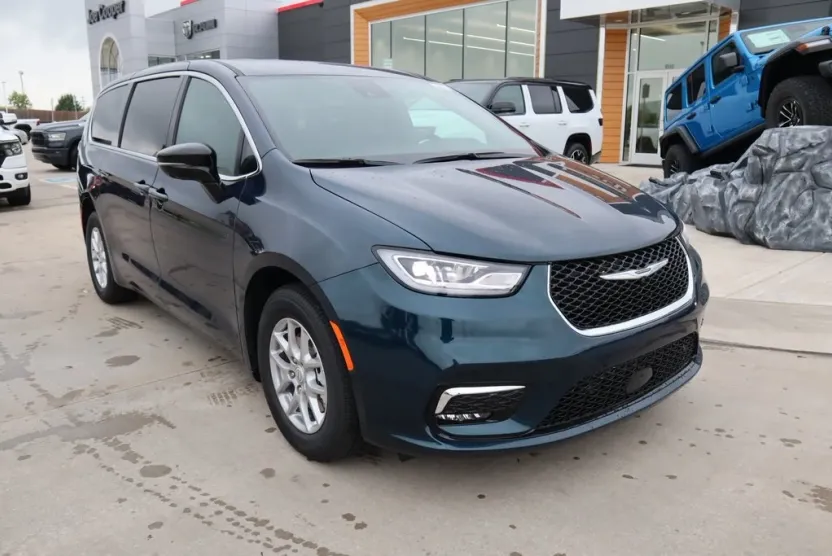 2025 Chrysler Pacifica photo 1