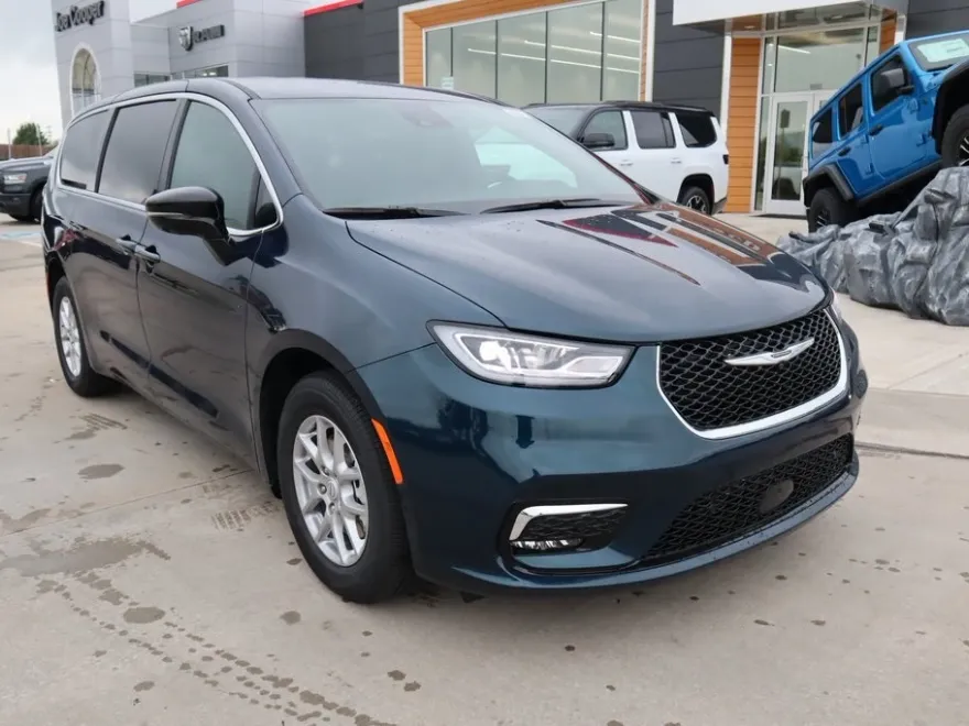 2025 Chrysler Pacifica photo 1