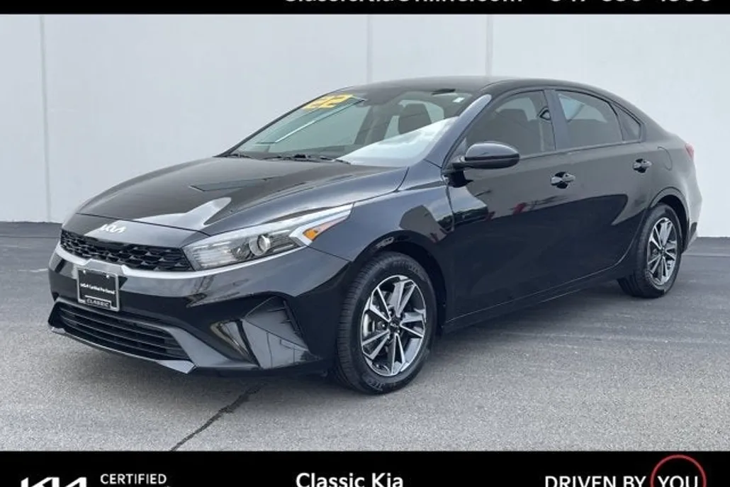 2023 Kia Forte LXS photo 1