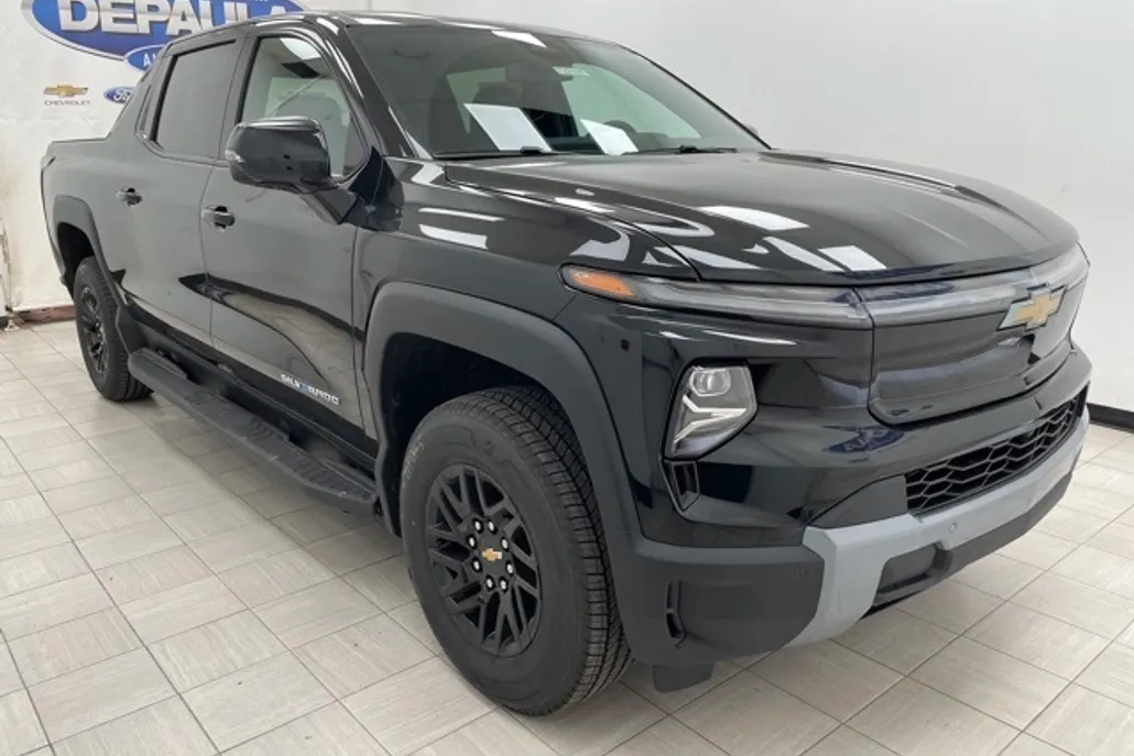 2025 Chevrolet Silverado EV LT photo 1