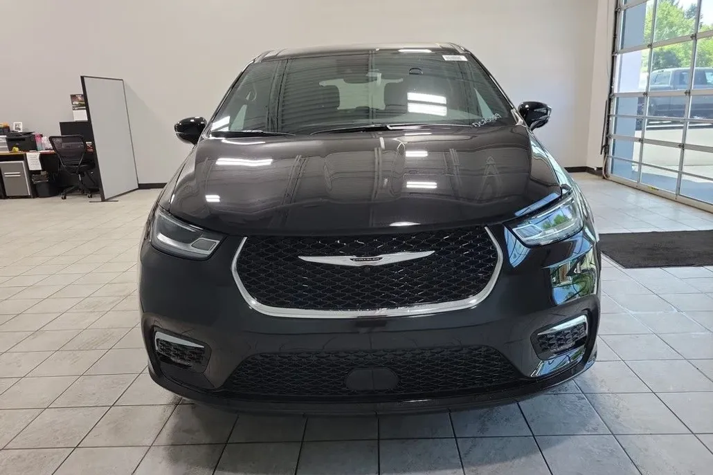 2025 Chrysler Pacifica photo 1