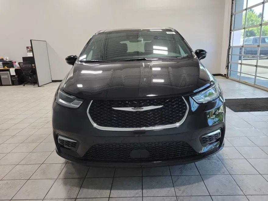 2025 Chrysler Pacifica photo 1