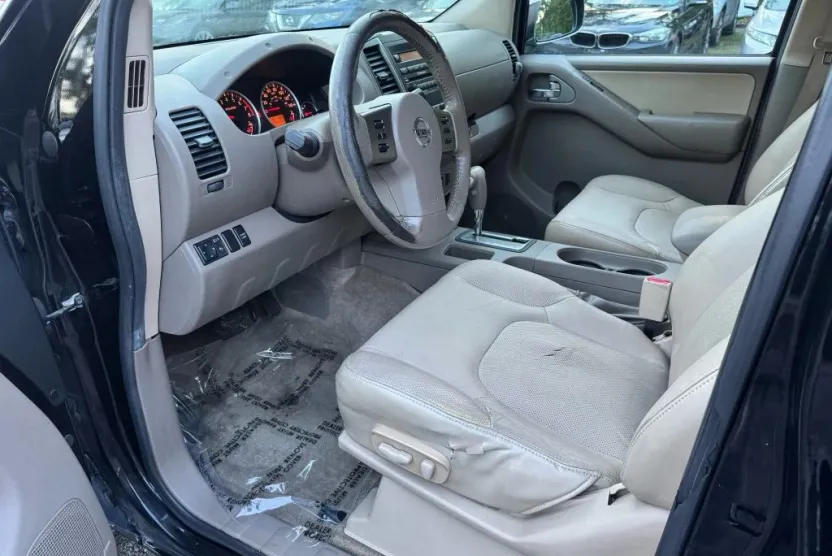 2012 Nissan Frontier Crew Cab SL photo 1
