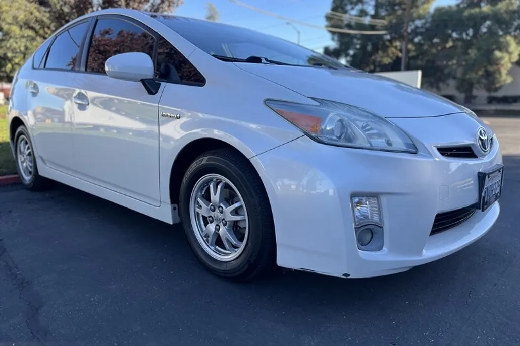 2010 Toyota Prius Three photo 1