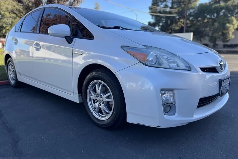 2010 Toyota Prius Three photo 1