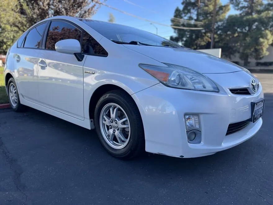2010 Toyota Prius Three photo 1