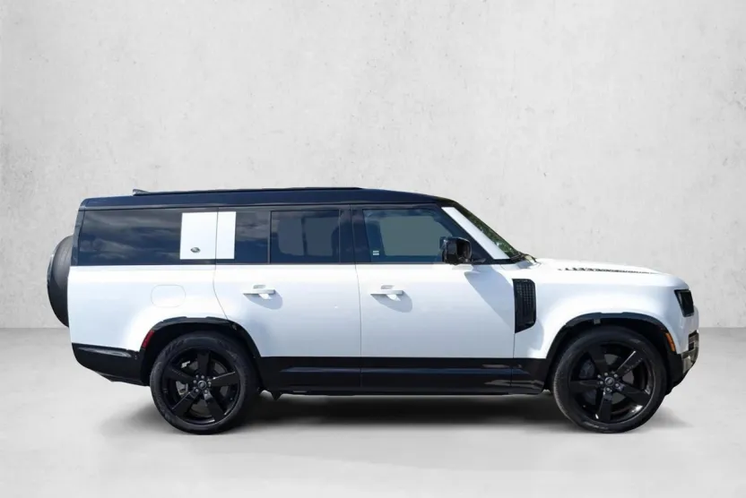 2023 Land Rover Defender 130 X-Dynamic SE photo 1