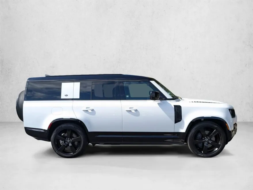 2023 Land Rover Defender 130 X-Dynamic SE photo 1