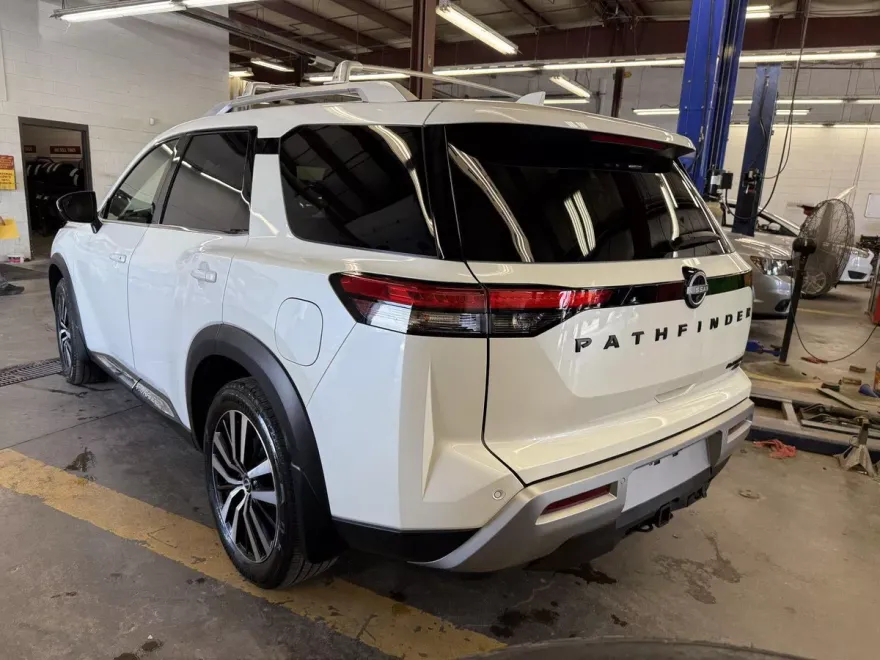 2024 Nissan Pathfinder Platinum photo 1