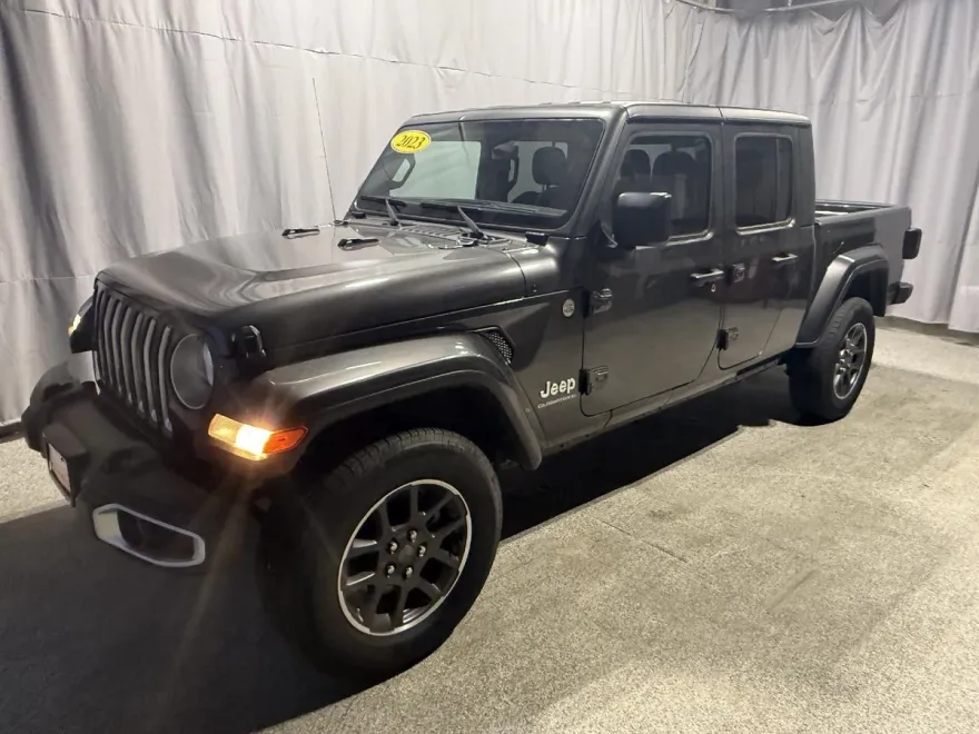 2023 Jeep Gladiator Overland photo 2