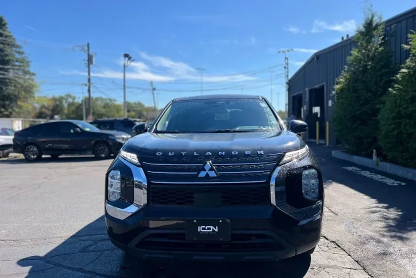 2023 Mitsubishi Outlander ES photo 1