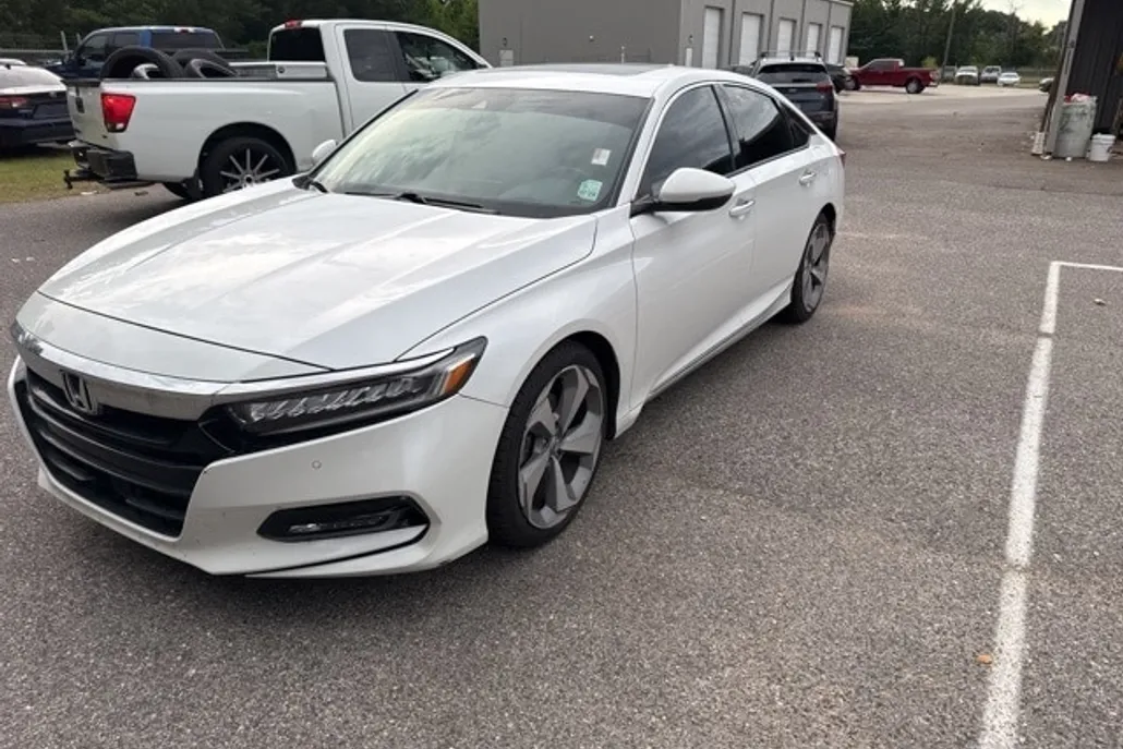2020 Honda Accord Touring 2.0T photo 1