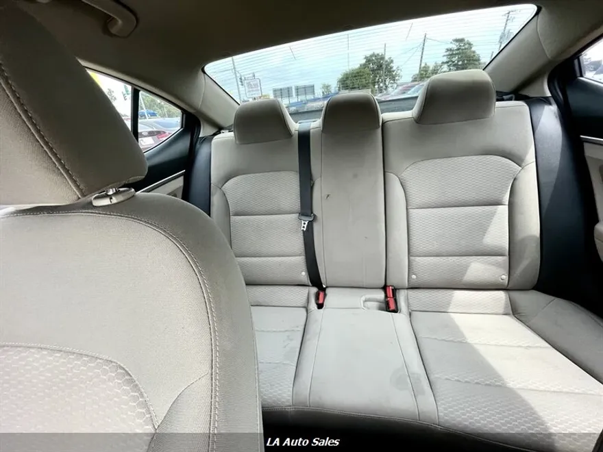2020 Hyundai Elantra photo 16