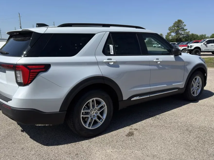 2025 Ford Explorer photo 1