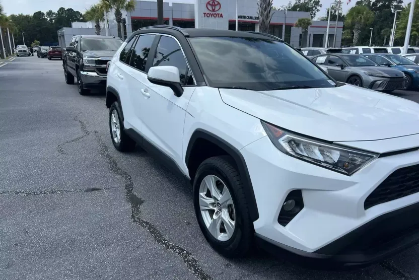 2020 Toyota RAV4 XLE photo 1