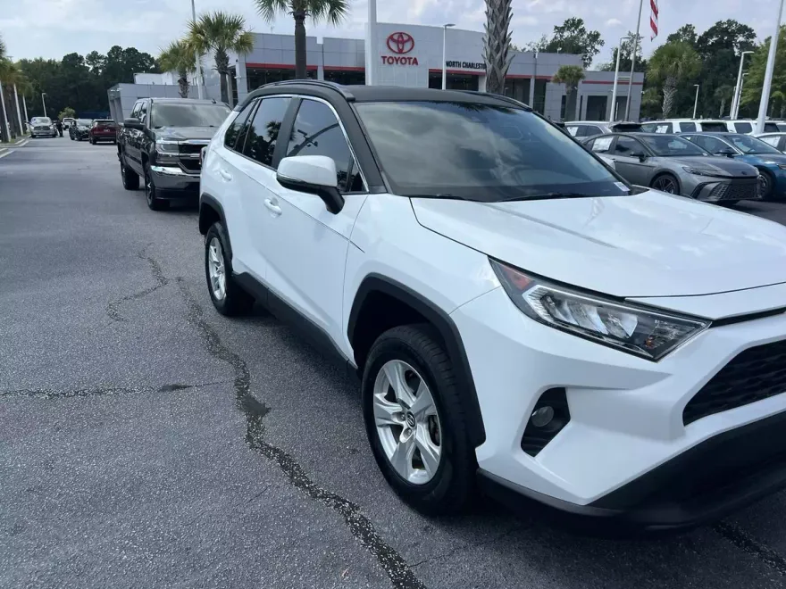 2020 Toyota RAV4 XLE photo 1