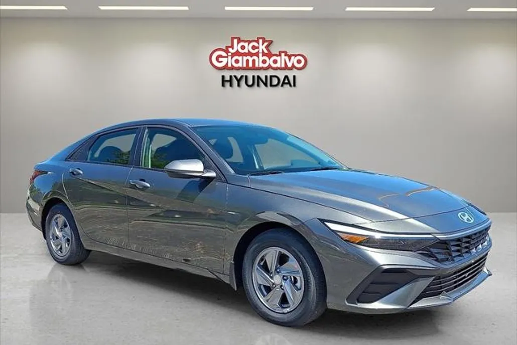 2025 Hyundai Elantra SE photo 1