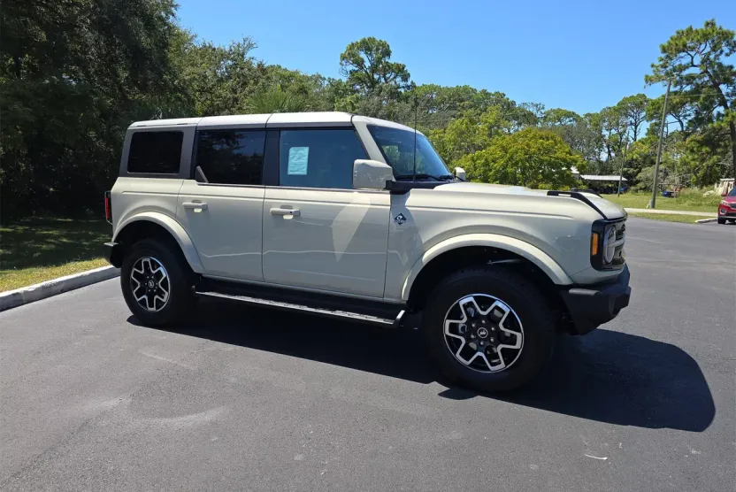 2025 Ford Bronco Outer Banks photo 1