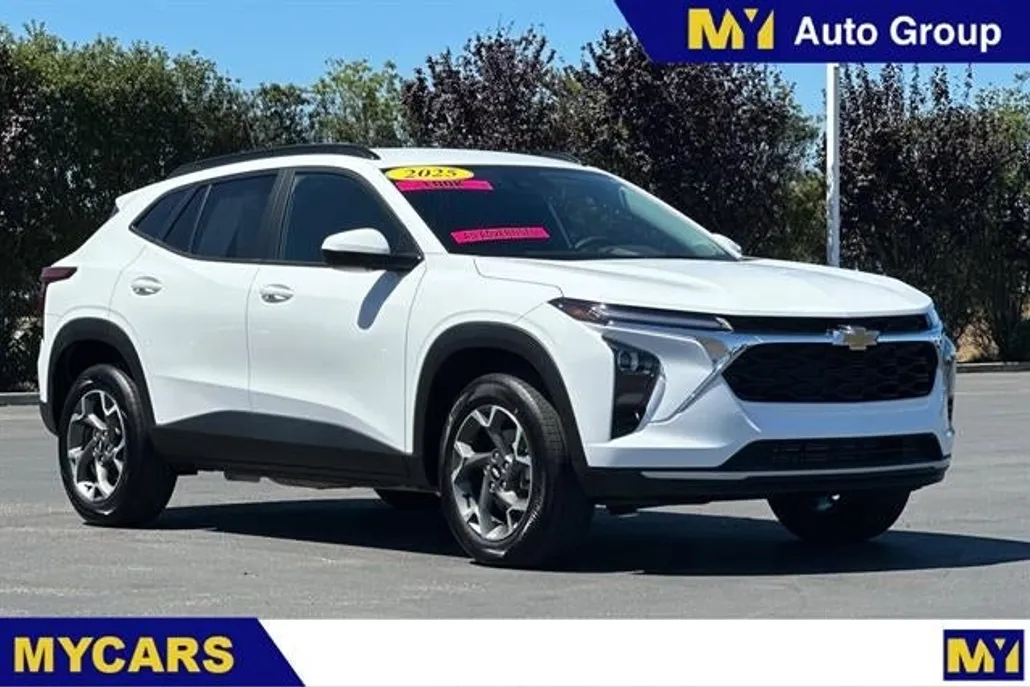 2025 Chevrolet Trax LT photo 1