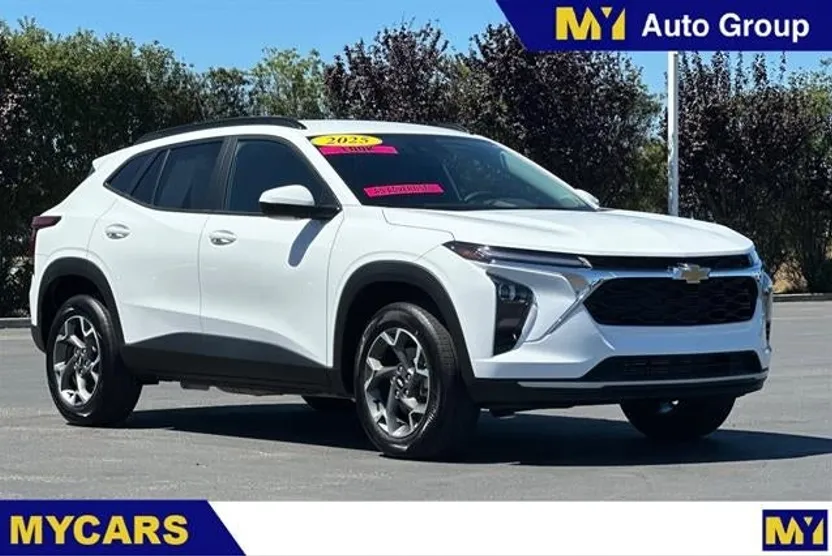 2025 Chevrolet Trax LT photo 1