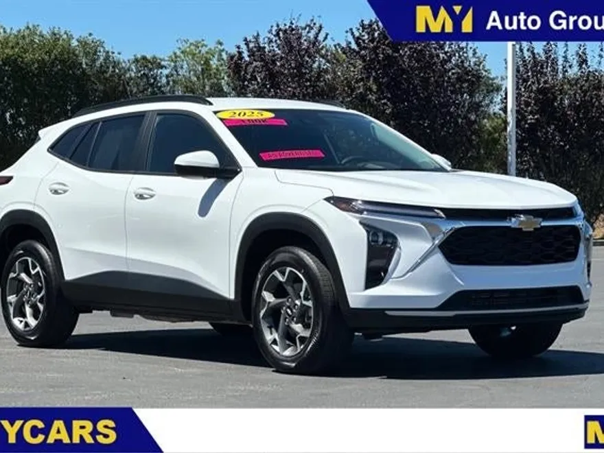 2025 Chevrolet Trax LT photo 1