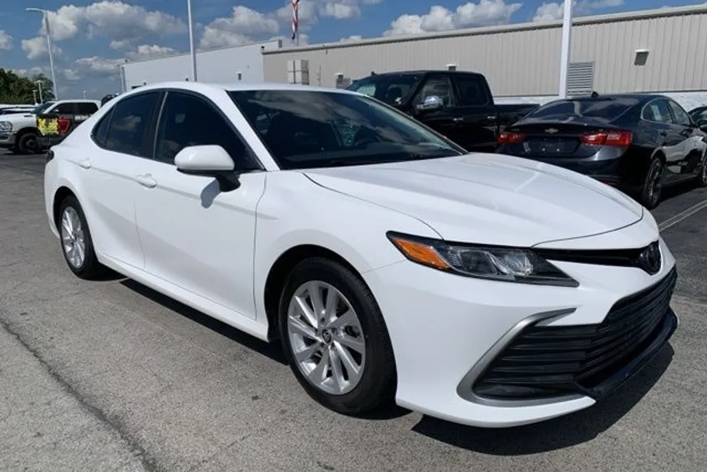 2023 Toyota Camry LE photo 1