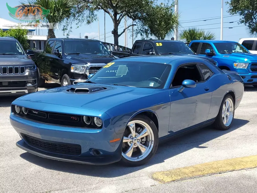 2023 Dodge Challenger R/T photo 1