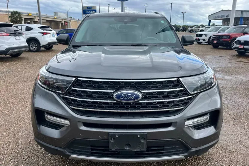 2023 Ford Explorer XLT photo 1