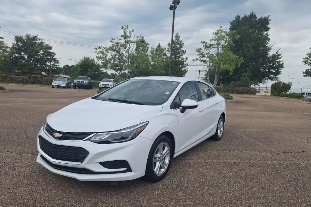 2018 Chevrolet Cruze LT photo 1