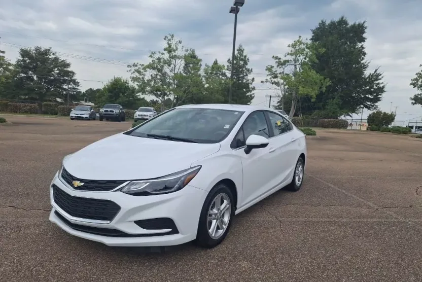 2018 Chevrolet Cruze LT photo 1