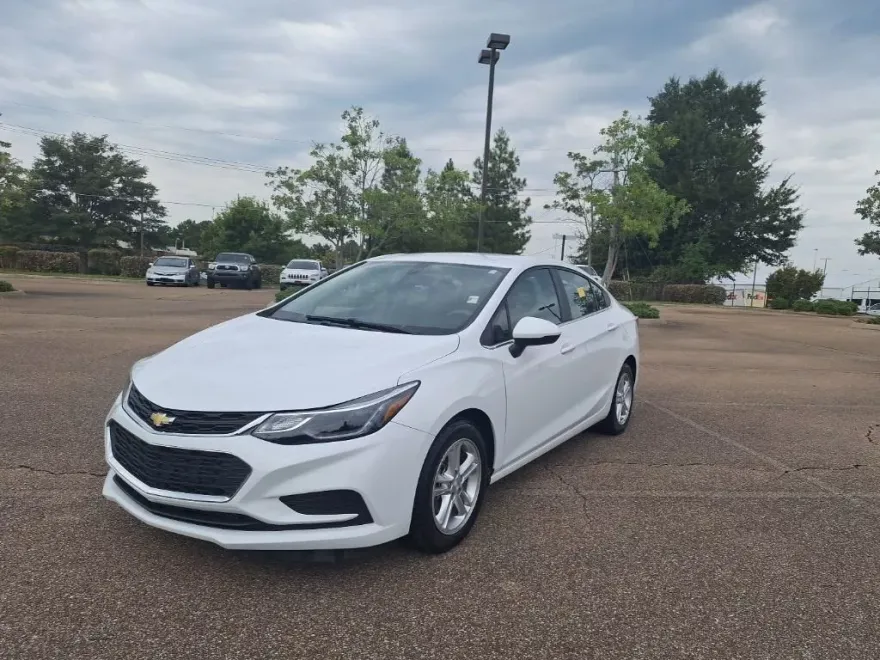 2018 Chevrolet Cruze LT photo 1