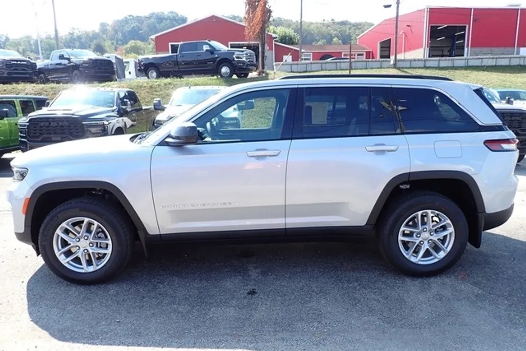 2025 Jeep Grand Cherokee Laredo X photo 1