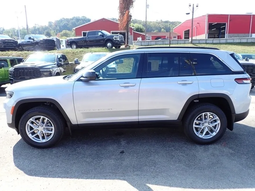 2025 Jeep Grand Cherokee Laredo X photo 1