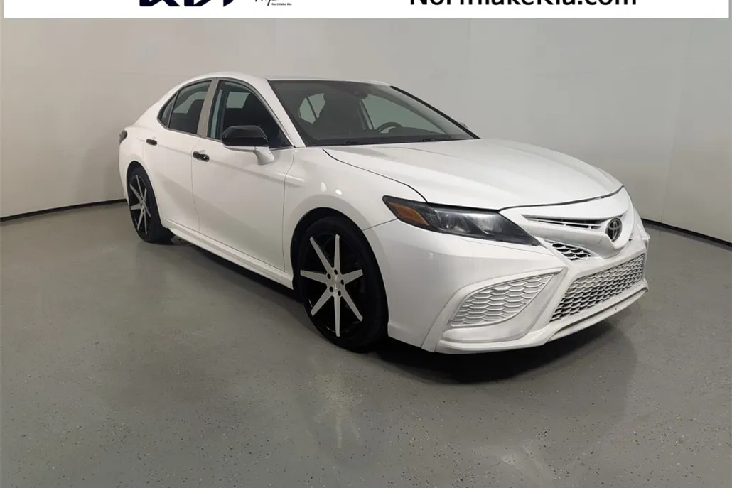 2021 Toyota Camry SE photo 1