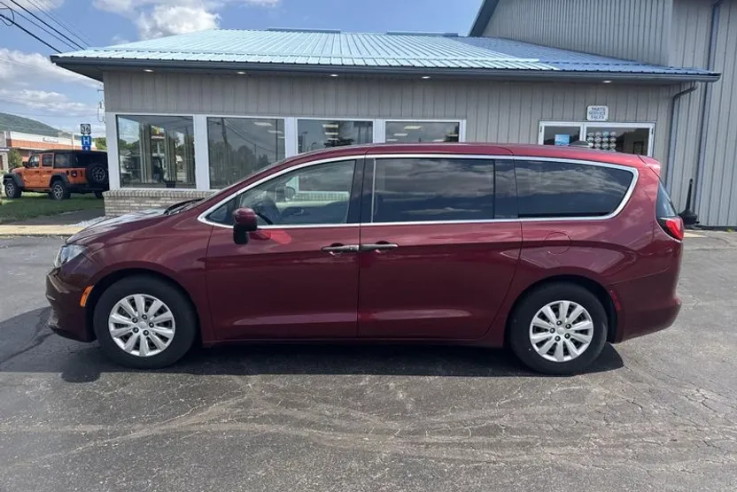2018 Chrysler Pacifica L photo 1