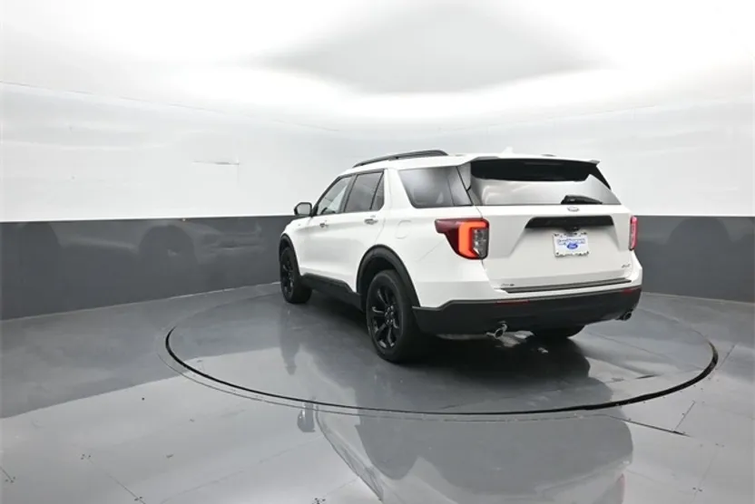 2022 Ford Explorer ST-Line photo 1