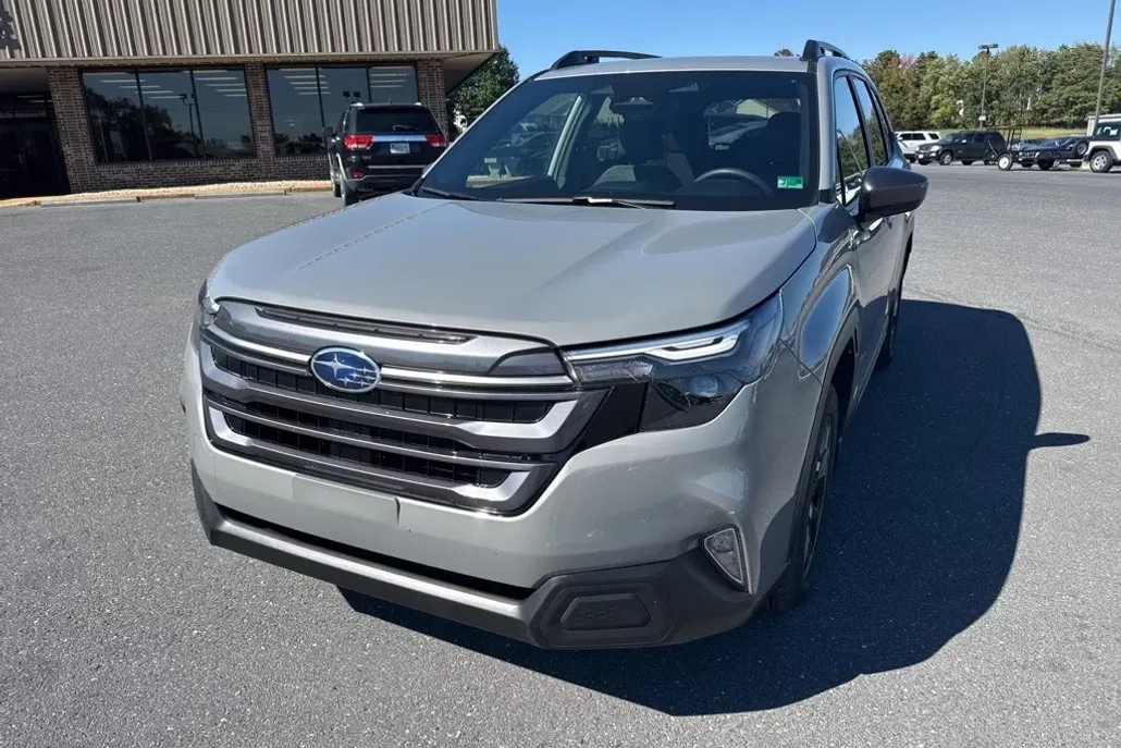 2025 Subaru Forester Premium photo 1