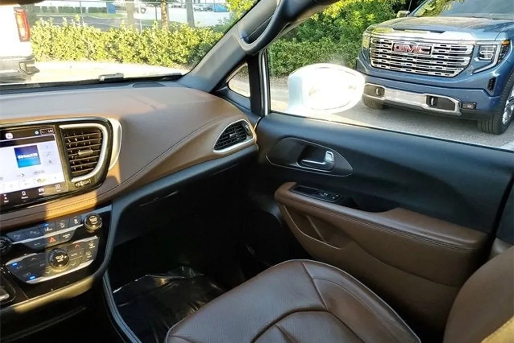 2021 Chrysler Pacifica Limited photo 1