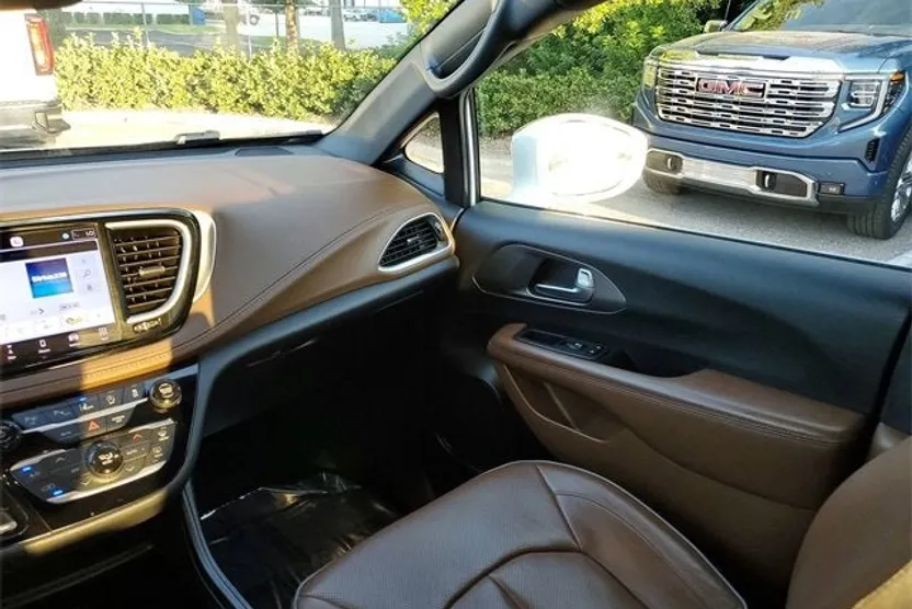 2021 Chrysler Pacifica Limited photo 1