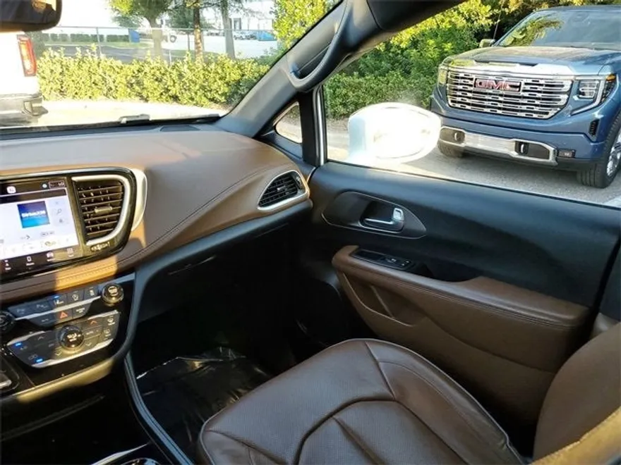 2021 Chrysler Pacifica Limited photo 1